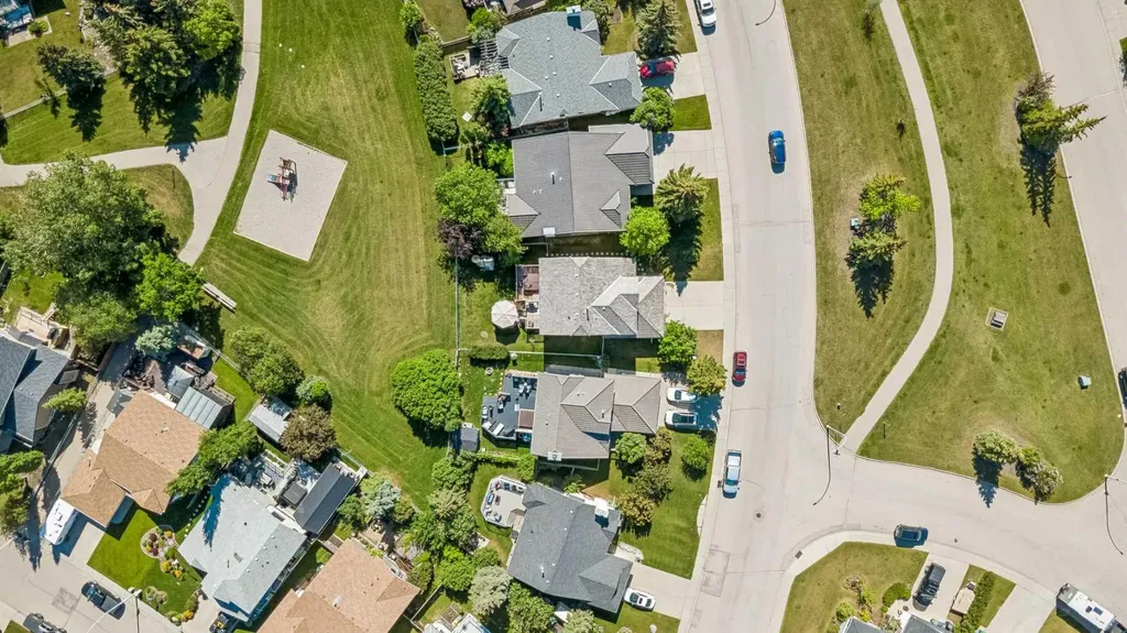52 West Edge Road Cochrane AB T4C 1L1