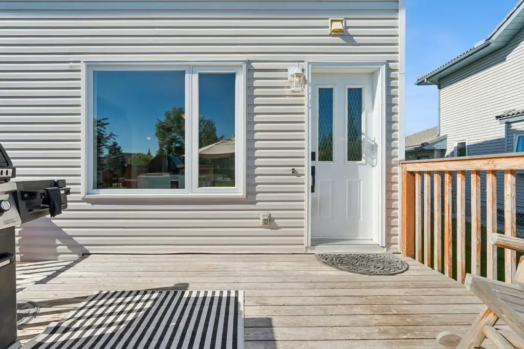 52 West Edge Road Cochrane AB T4C 1L1