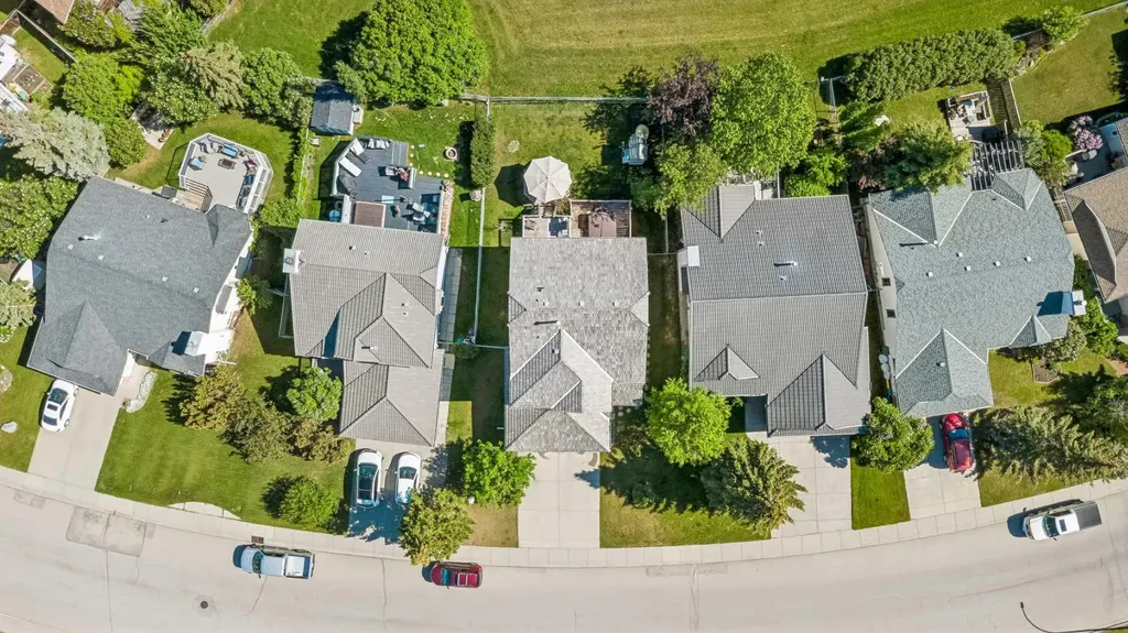 52 West Edge Road Cochrane AB T4C 1L1