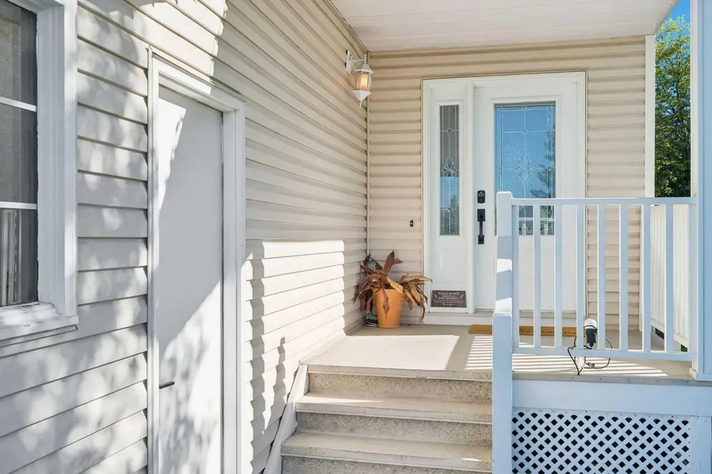 52 West Edge Road Cochrane AB T4C 1L1