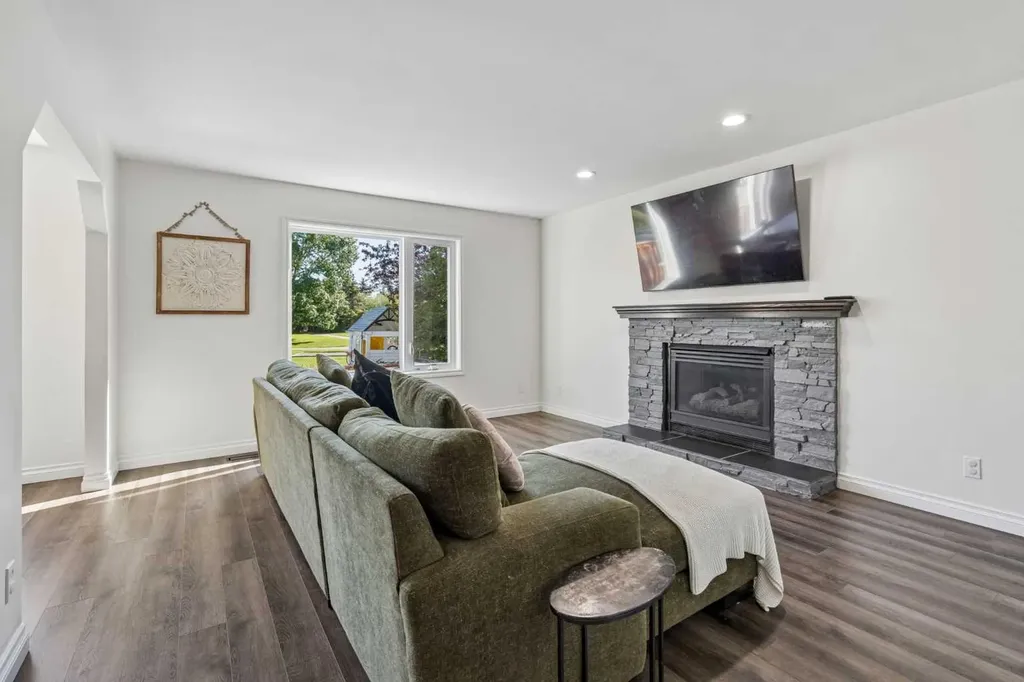 52 West Edge Road Cochrane AB T4C 1L1