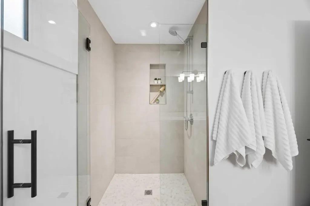 60 Strathcona Road SW Calgary AB T3H 1X5