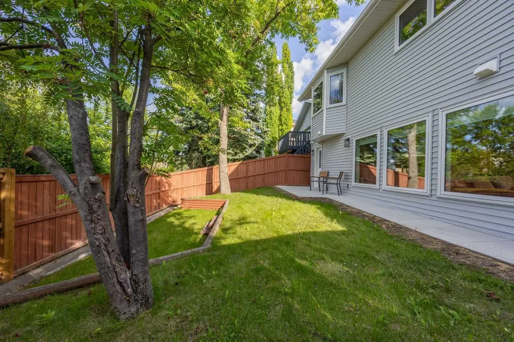 60 Strathcona Road SW Calgary AB T3H 1X5