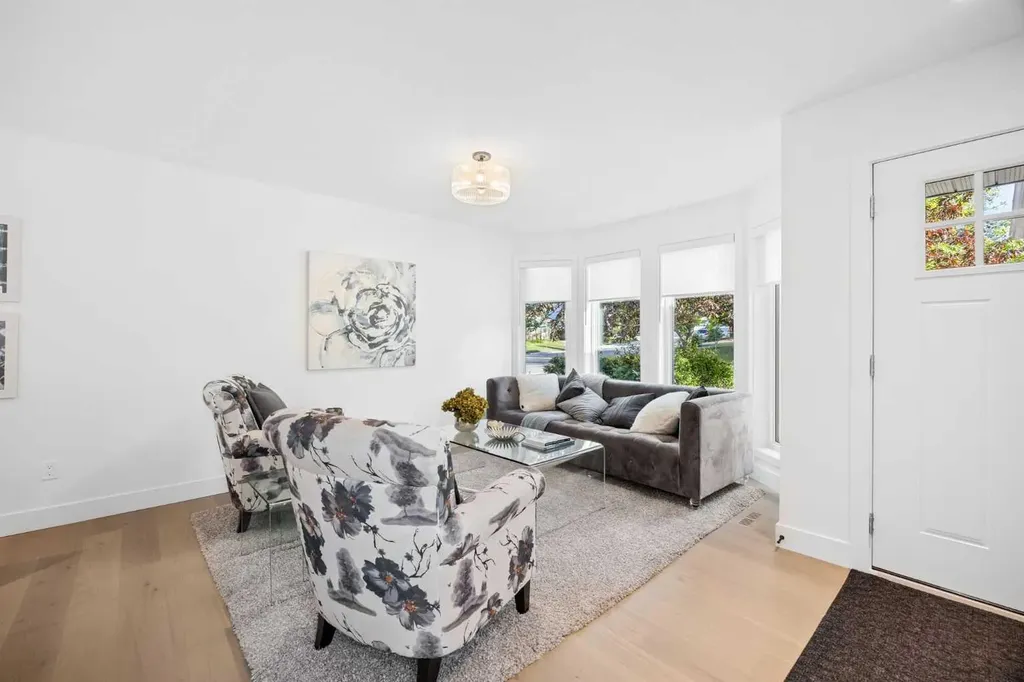 60 Strathcona Road SW Calgary AB T3H 1X5