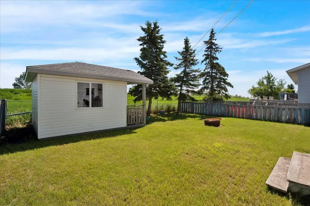 118 Meadowpark Drive Carstairs AB T0M 0N0