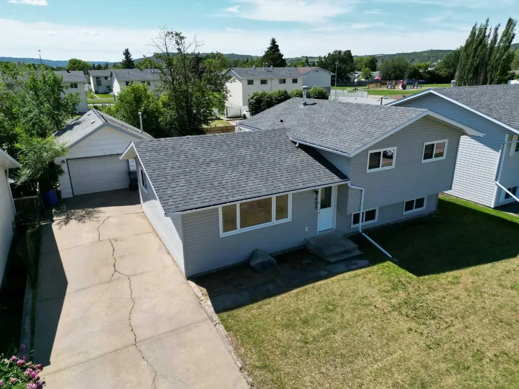 9609 77 Avenue Peace River AB T8S 1E5