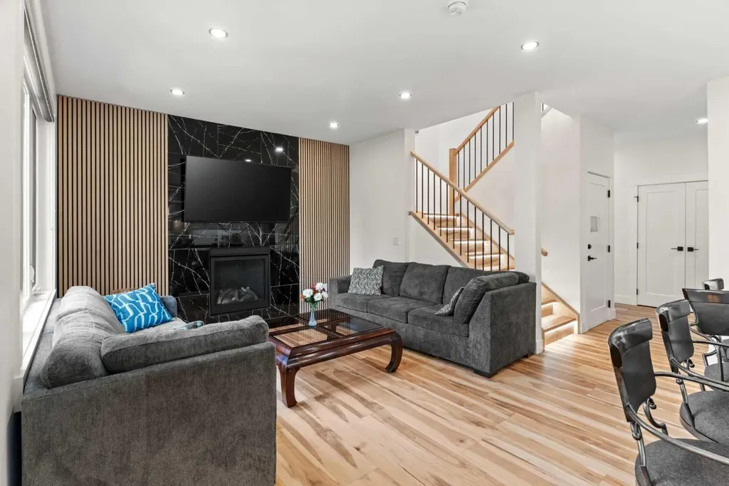 136 Douglas Ridge Green SE Calgary AB T2Z 2T3