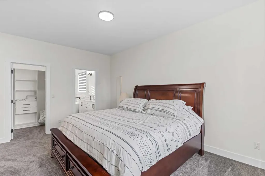 136 Douglas Ridge Green SE Calgary AB T2Z 2T3