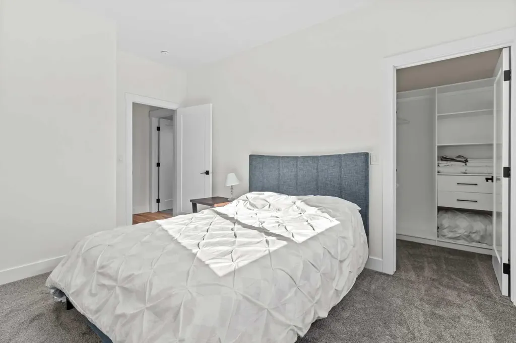 136 Douglas Ridge Green SE Calgary AB T2Z 2T3