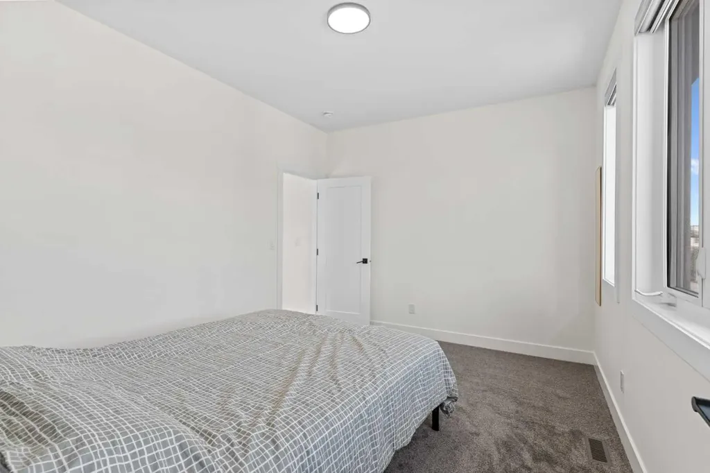 136 Douglas Ridge Green SE Calgary AB T2Z 2T3