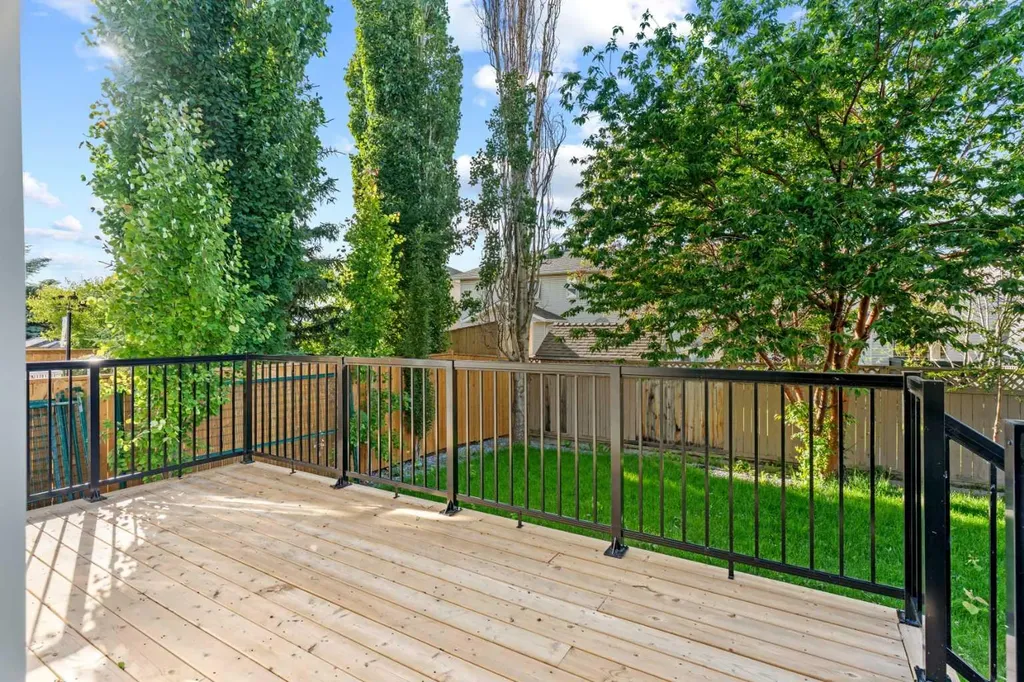 136 Douglas Ridge Green SE Calgary AB T2Z 2T3
