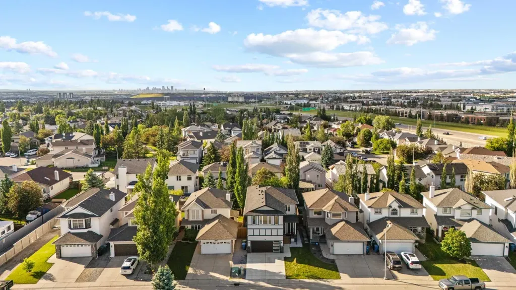 136 Douglas Ridge Green SE Calgary AB T2Z 2T3