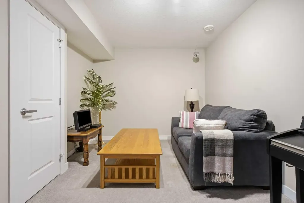 445 Sage Hill Grove NW Calgary AB T3R 0Z8