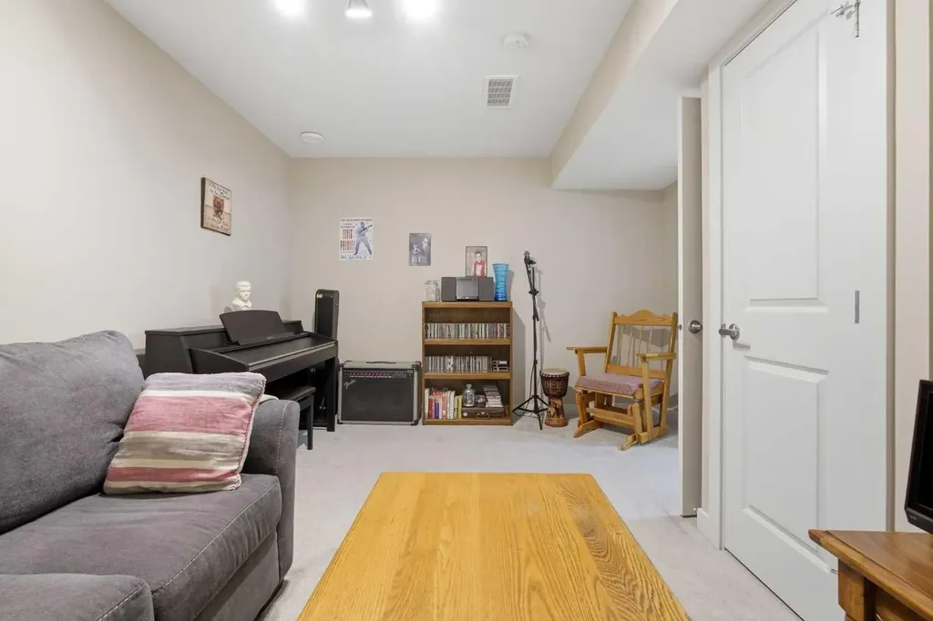 445 Sage Hill Grove NW Calgary AB T3R 0Z8