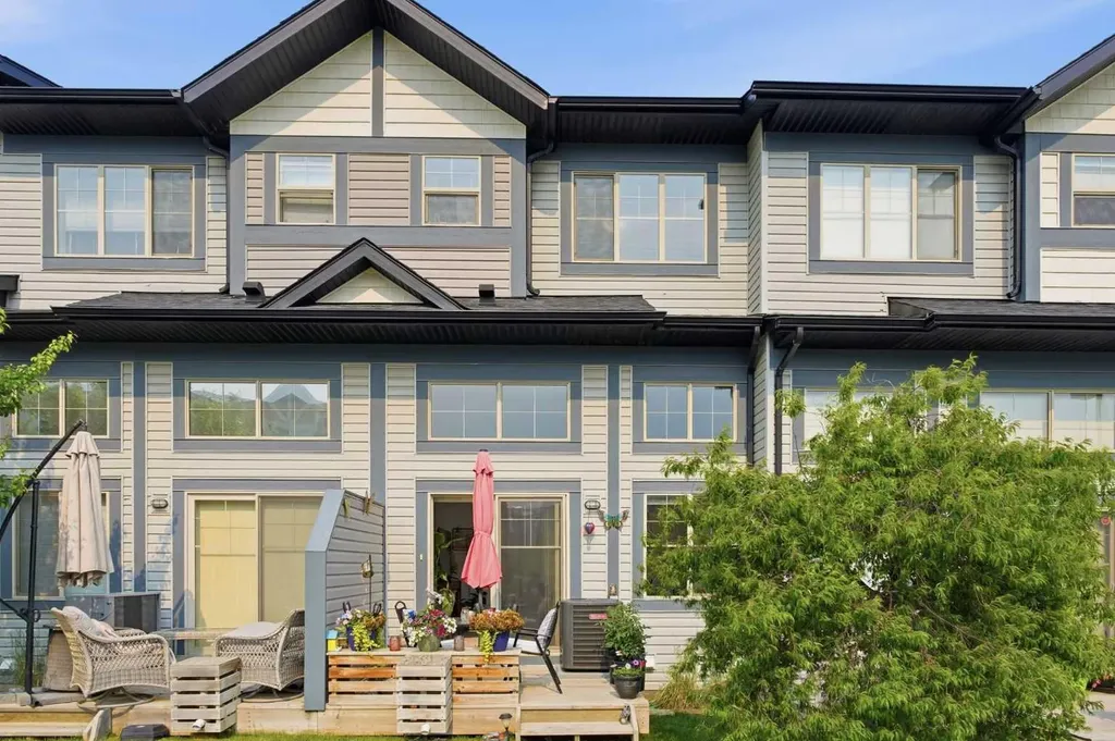 445 Sage Hill Grove NW Calgary AB T3R 0Z8