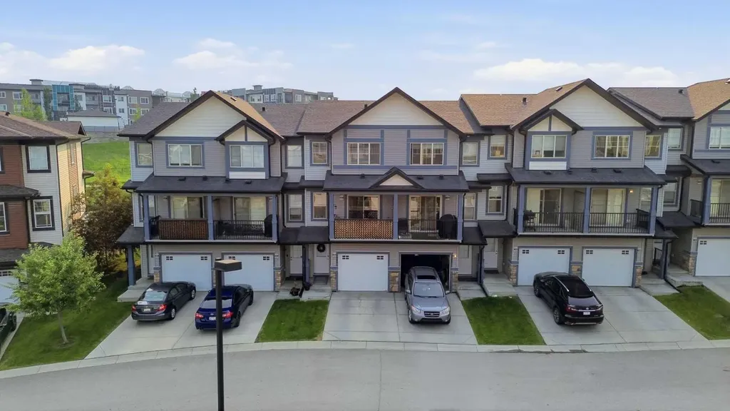 445 Sage Hill Grove NW Calgary AB T3R 0Z8
