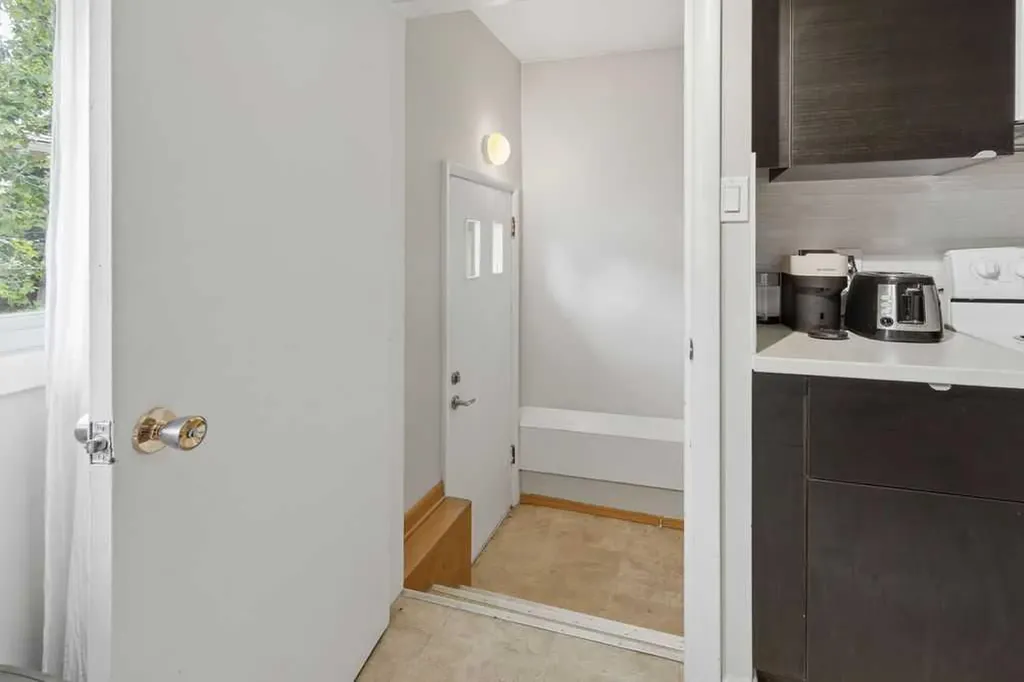 2219 35 Street SW Calgary AB T3E 2X7