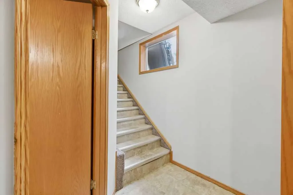 2219 35 Street SW Calgary AB T3E 2X7