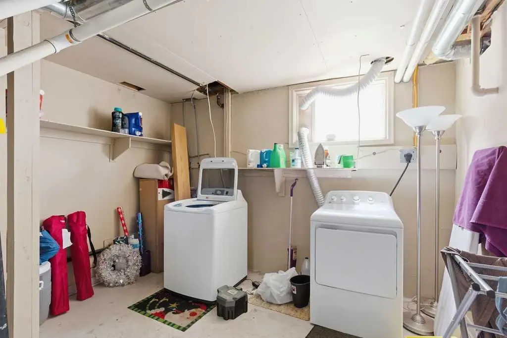 2219 35 Street SW Calgary AB T3E 2X7