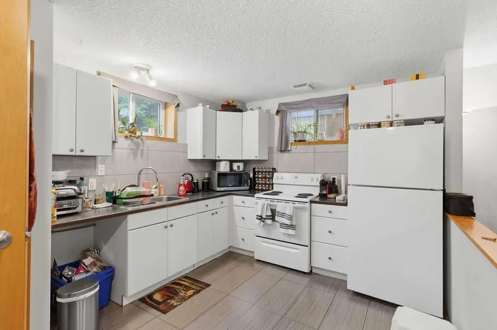 2219 35 Street SW Calgary AB T3E 2X7