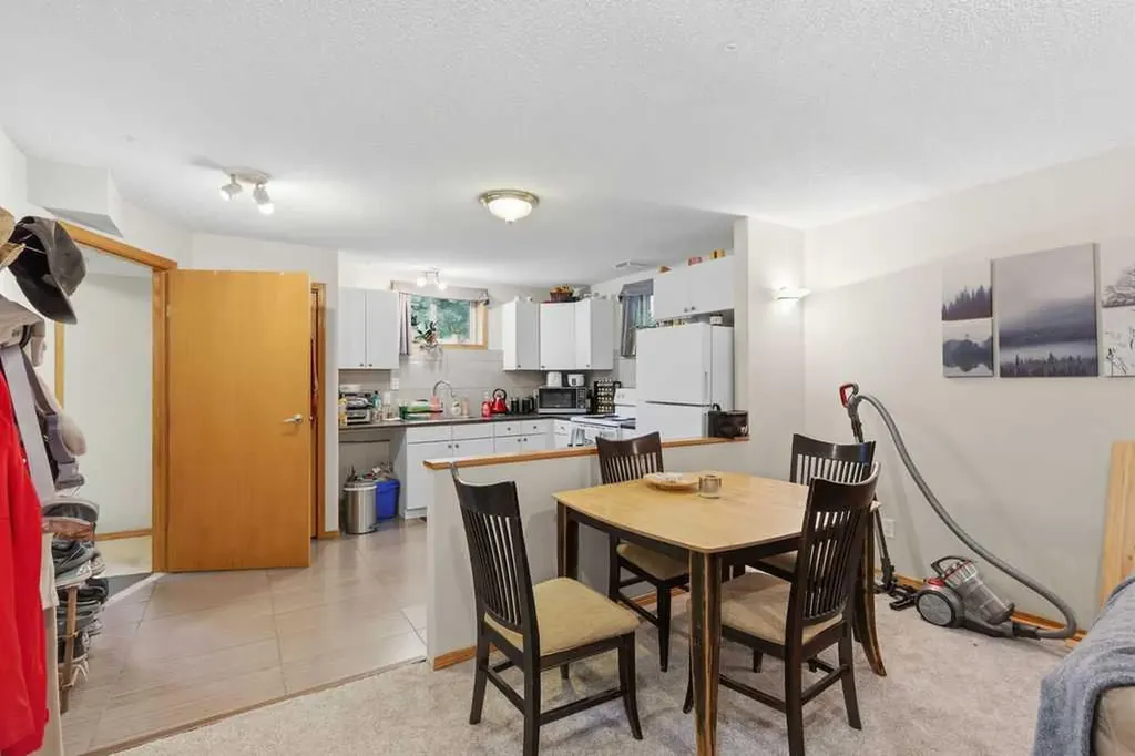 2219 35 Street SW Calgary AB T3E 2X7