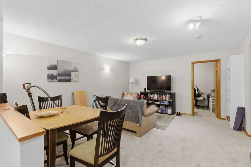 2219 35 Street SW Calgary AB T3E 2X7