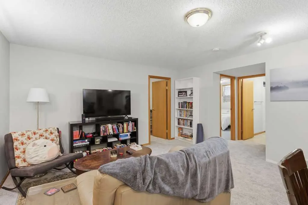 2219 35 Street SW Calgary AB T3E 2X7
