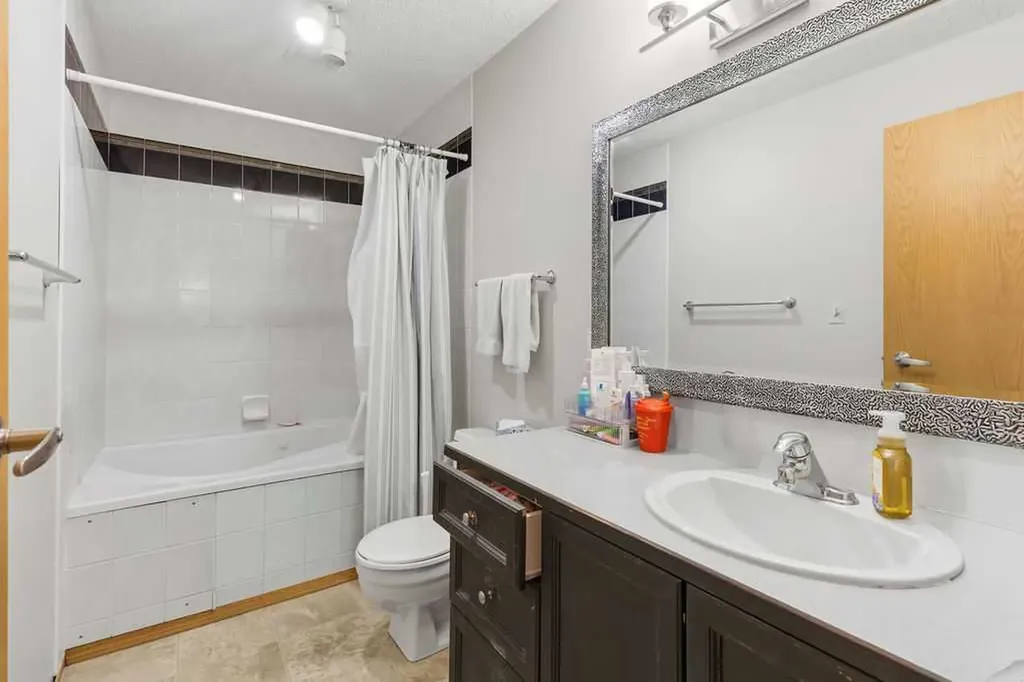 2219 35 Street SW Calgary AB T3E 2X7