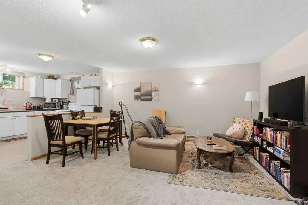 2219 35 Street SW Calgary AB T3E 2X7