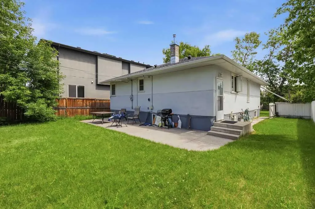 2219 35 Street SW Calgary AB T3E 2X7