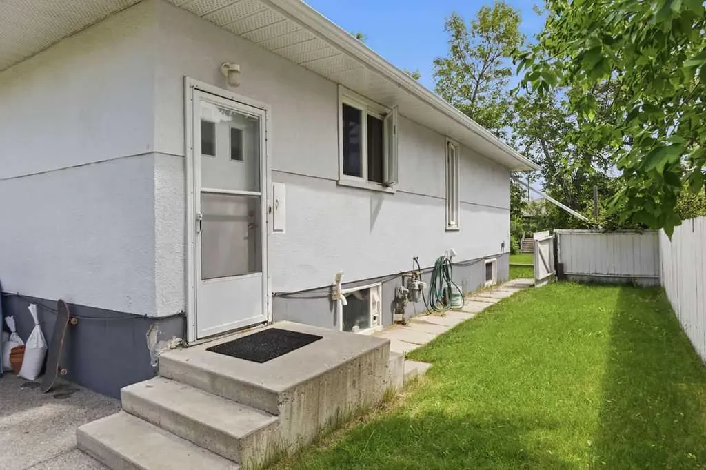 2219 35 Street SW Calgary AB T3E 2X7