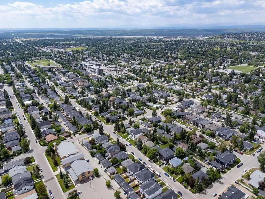 2219 35 Street SW Calgary AB T3E 2X7