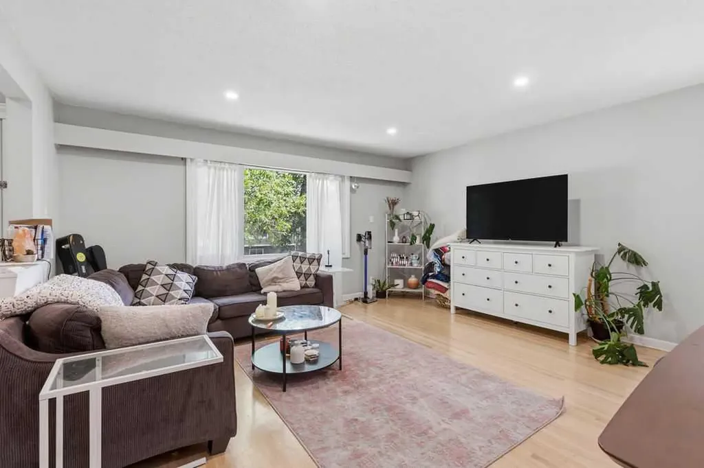 2219 35 Street SW Calgary AB T3E 2X7