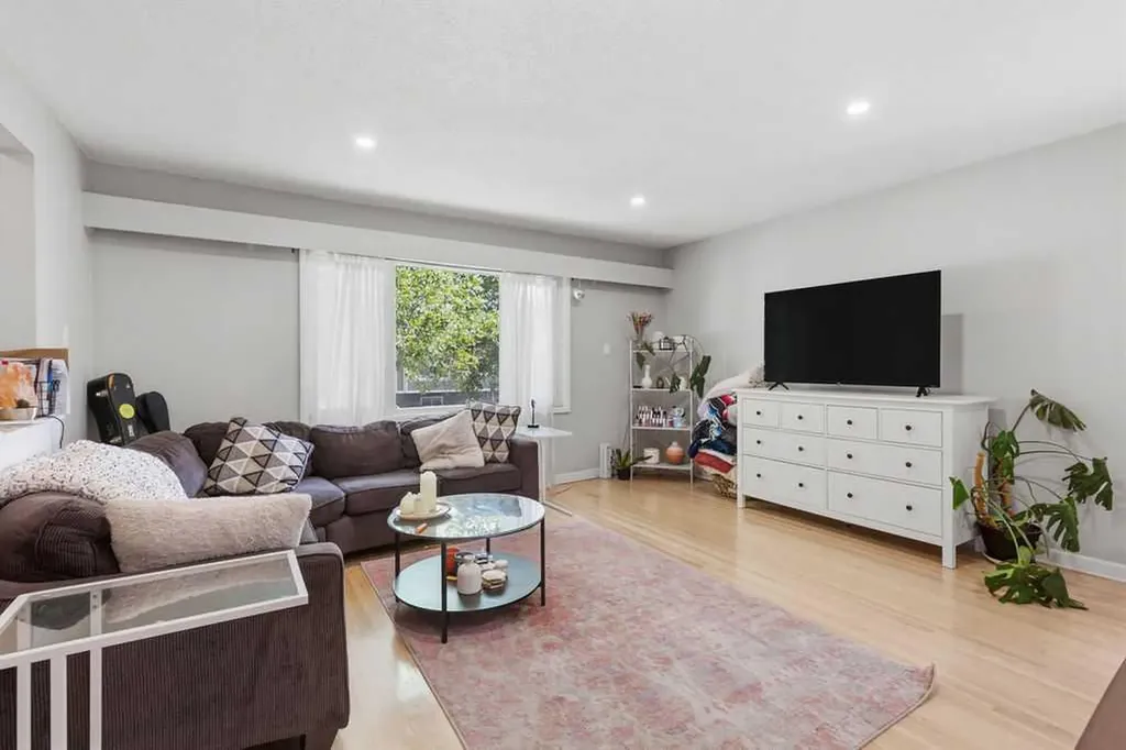 2219 35 Street SW Calgary AB T3E 2X7