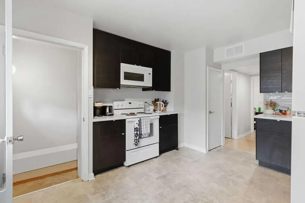 2219 35 Street SW Calgary AB T3E 2X7