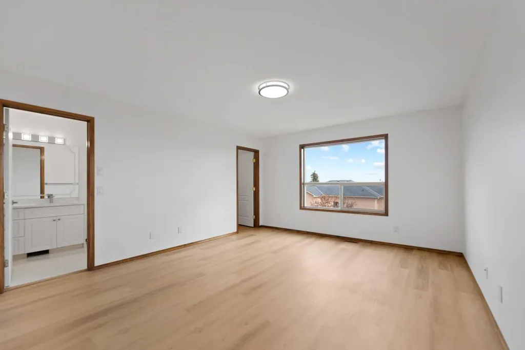 410 Long Beach Landing Chestermere AB T1X 1E6
