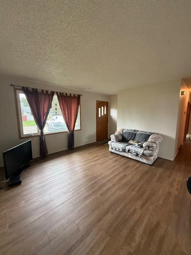 1815 19 Avenue S Lethbridge AB T1K 1E2