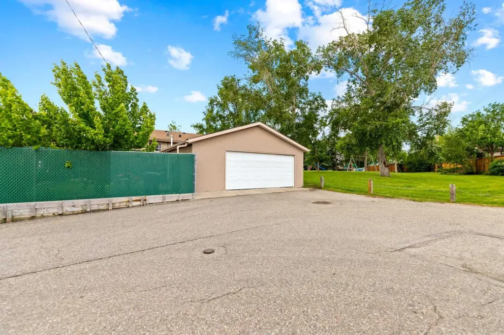 323 Maddock Crescent NE Calgary AB T2A 3W7