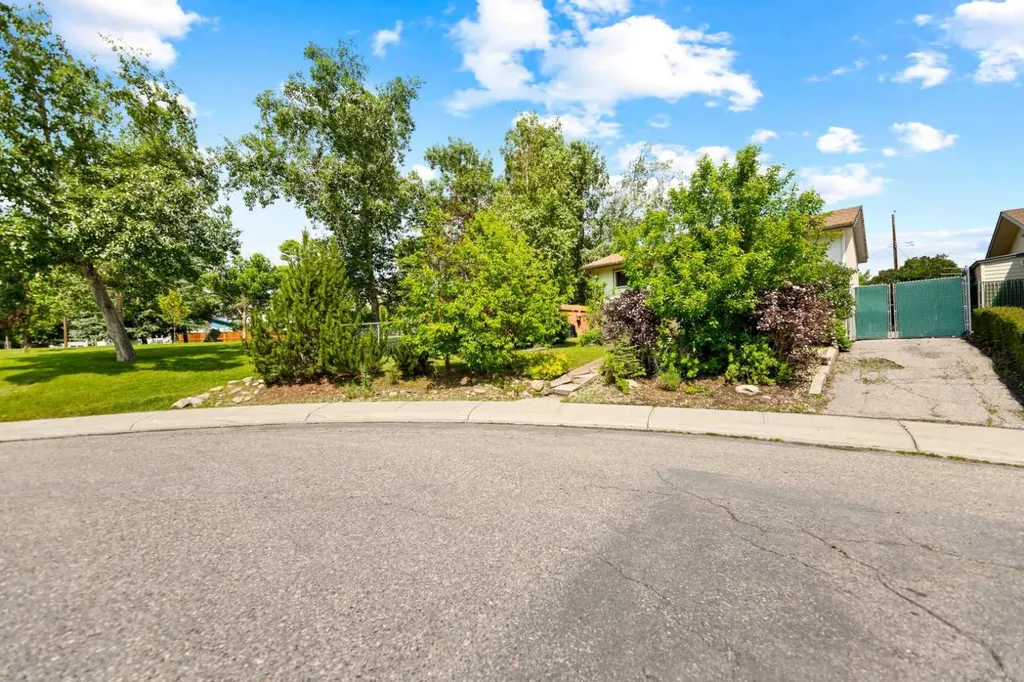323 Maddock Crescent NE Calgary AB T2A 3W7