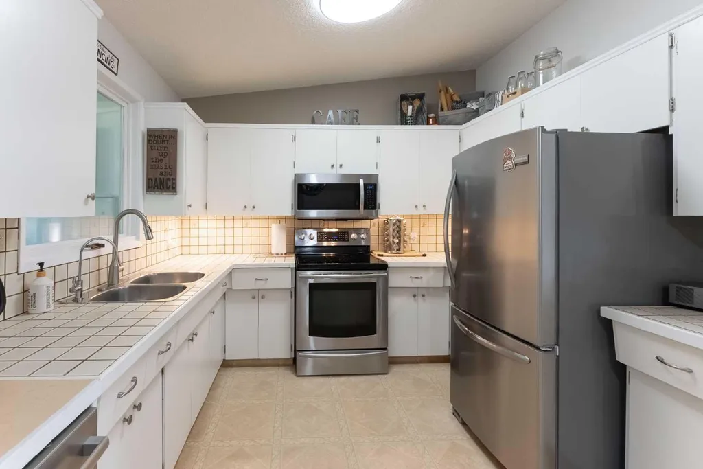 1142 24 Street N Lethbridge AB T1H 3V5