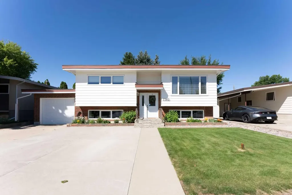 1142 24 Street N Lethbridge AB T1H 3V5