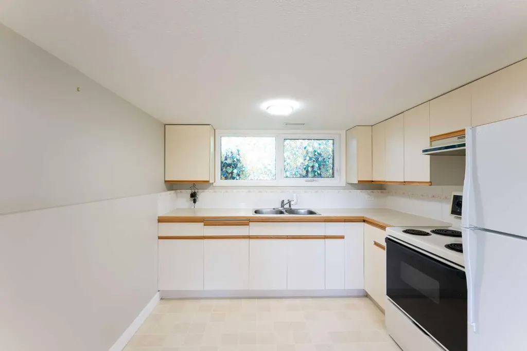 1142 24 Street N Lethbridge AB T1H 3V5