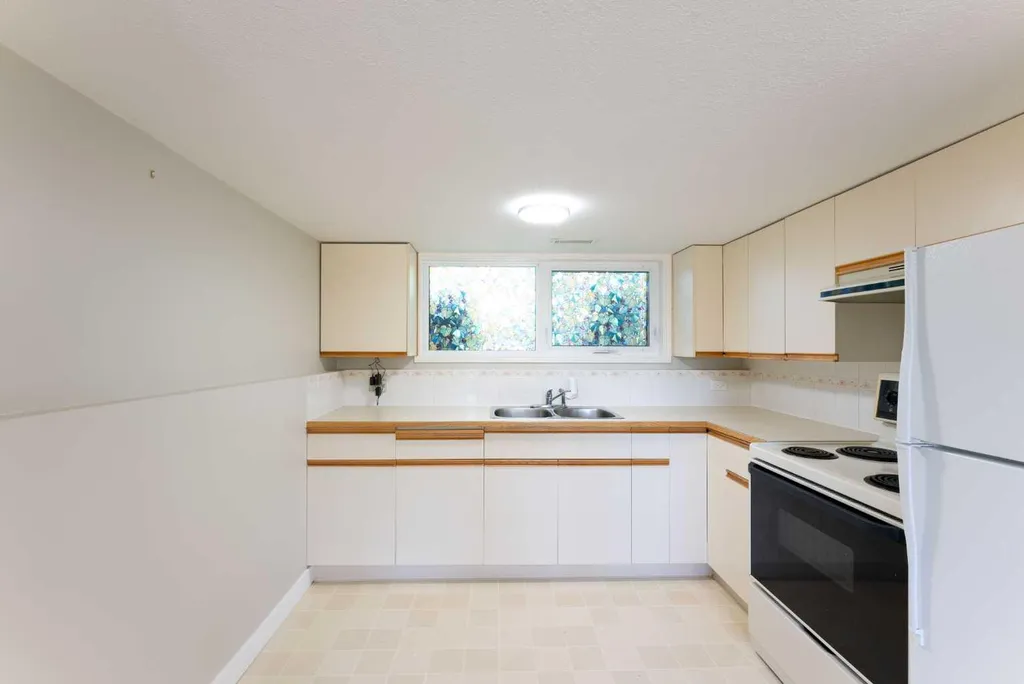 1142 24 Street N Lethbridge AB T1H 3V5