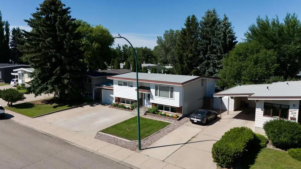 1142 24 Street N Lethbridge AB T1H 3V5