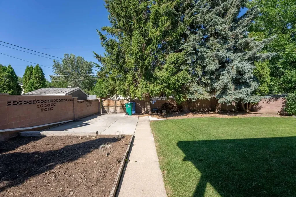 1142 24 Street N Lethbridge AB T1H 3V5