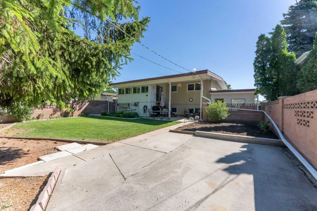 1142 24 Street N Lethbridge AB T1H 3V5