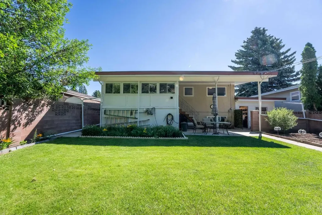 1142 24 Street N Lethbridge AB T1H 3V5