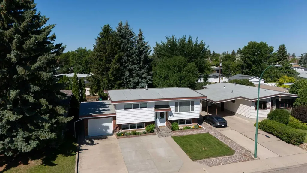 1142 24 Street N Lethbridge AB T1H 3V5