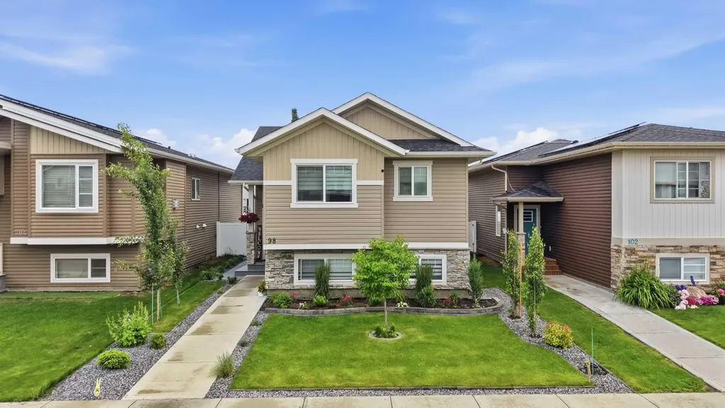 98 Livingston Close Red Deer AB T4R 0S8