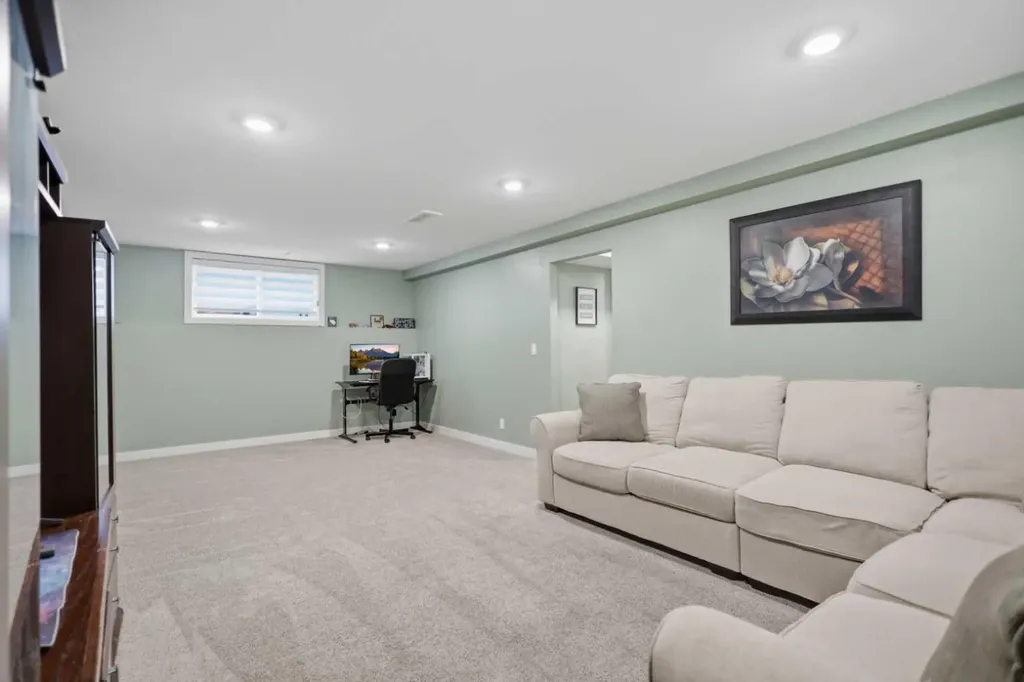 98 Livingston Close Red Deer AB T4R 0S8